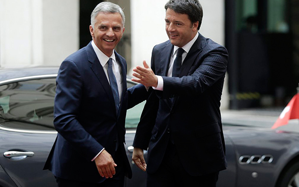 Bundespräsident Didier Burkhalter und der italienische Ministerpräsident Matteo Renzi begrüssen sich.