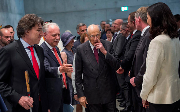 Italian President Giorgio Napolitano is led by Giampiero Gianella, chancellor of the canton Ticino and Manuele Bertoli, president of the government of the canton of Ticino while visiting the University of Lugano .