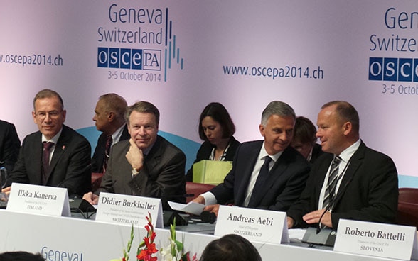 Swiss President Didier Burkhalter speaking with National Councillor Andreas Aebi, the head of the Swiss parliamentary delegation to the OSCE. To his left, President of the OSCE Parliamentary Assembly Ilkka Kanerva and President of the Council of States Hannes Germann (far left)