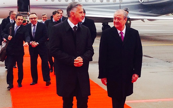 Didier Burkhalter, en compagnie du ministre des affaires étrangères ouzbek Abdulaziz Kamilov.  