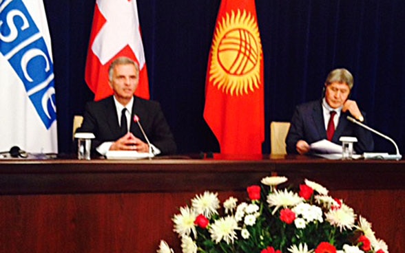 Didier Burkhalter and with the Kyrgyz President, Almazbek Atambayev in a presse conference.