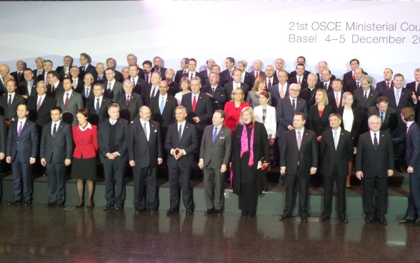 Foto di gruppo dei ministri e delle ministre degli esteri partecipanti alla riunione del Consiglio ministeriale 2014 a Basilea