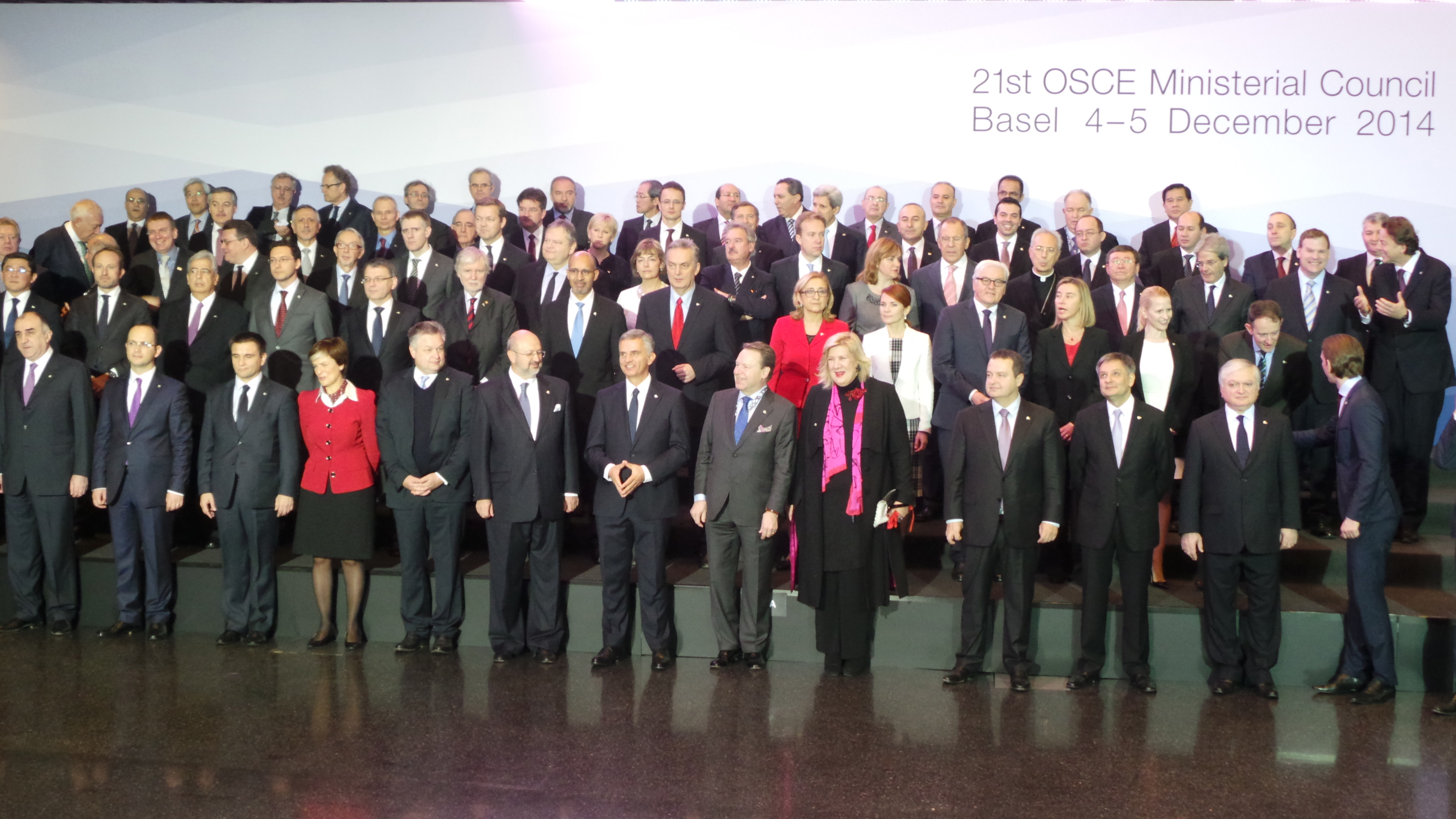 Foto di gruppo dei ministri e delle ministre degli esteri partecipanti alla riunione del Consiglio ministeriale 2014 a Basilea