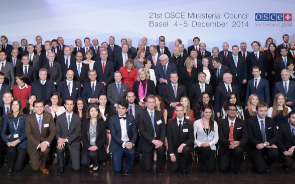 Die Jugendbotschafter der OSZE posieren für eine Gruppenaufnahme mit den Aussenministerinnnen und Aussenminister am Ministerratstreffen im Dezember 2014