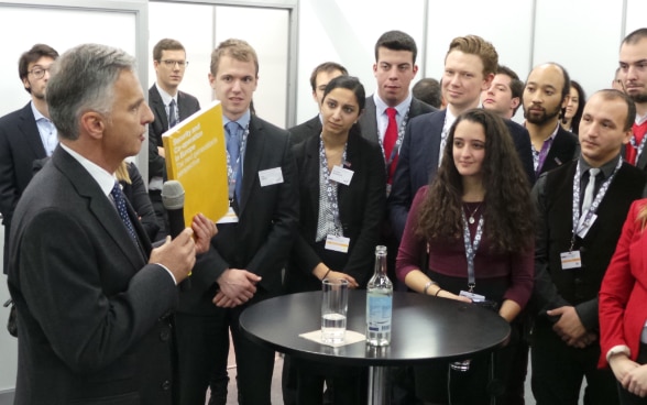 Le président de l’OSCE Didier Bukhalter rencontre les 57 jeunes ambassadeurs des pays participants de l’OSCE, au terme du projet « Modèle OSCE » lancé par la Suisse. ©