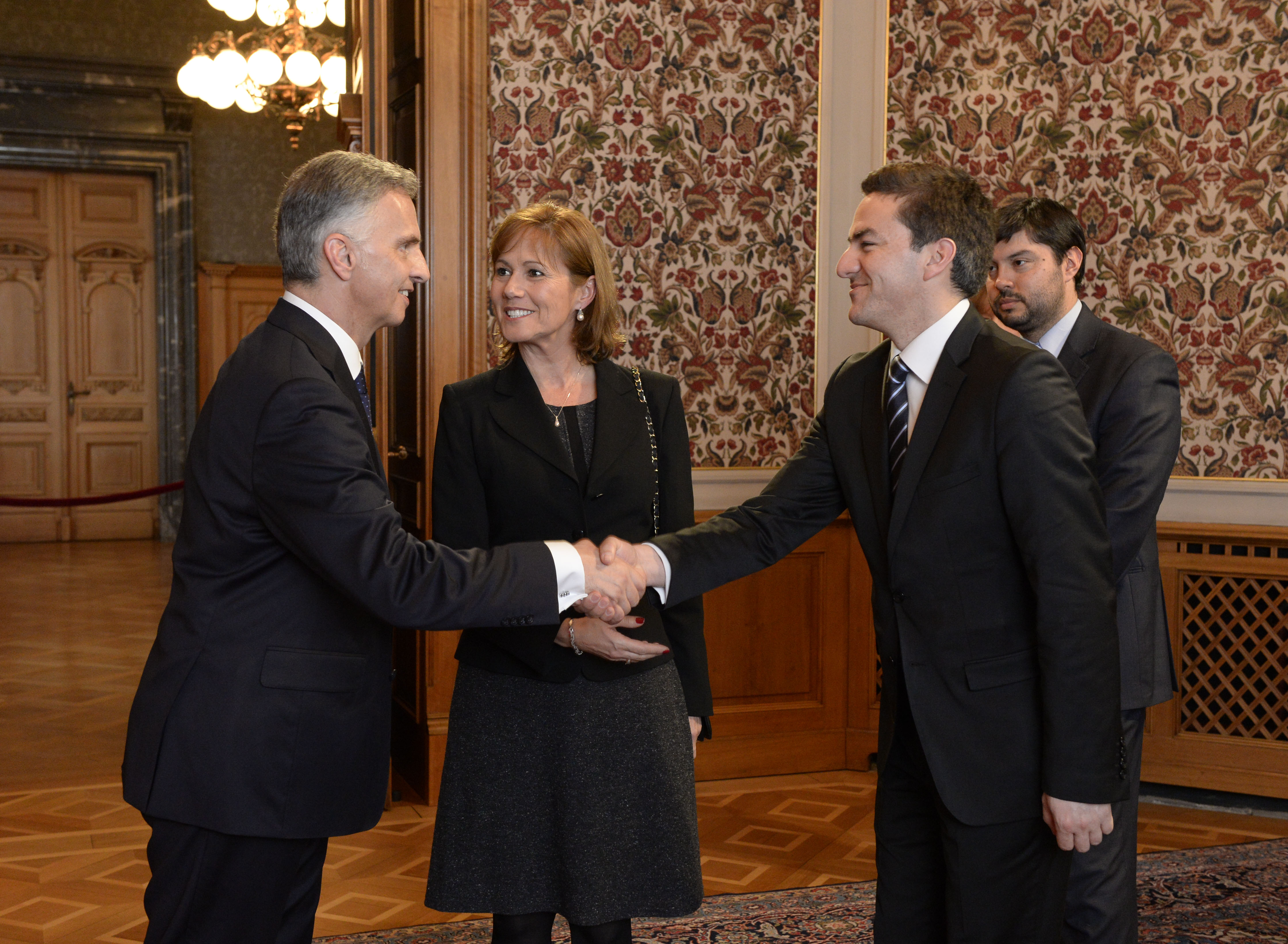 Le président de la Confédération Didier Burkhalter accueille les invités de la réception du Nouvel An, à Berne.