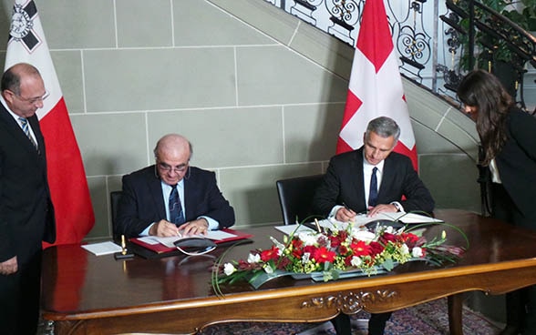 Il 4 novembre 2014 il presidente della Confederazione Didier Burkhalter riceve il ministro degli esteri maltese George W. Vella nella Casa Beatrice von Wattenwyl a Berna. I due ministri sottoscrivono, tra l’altro, un Memorandum of Understanding. © DFAE