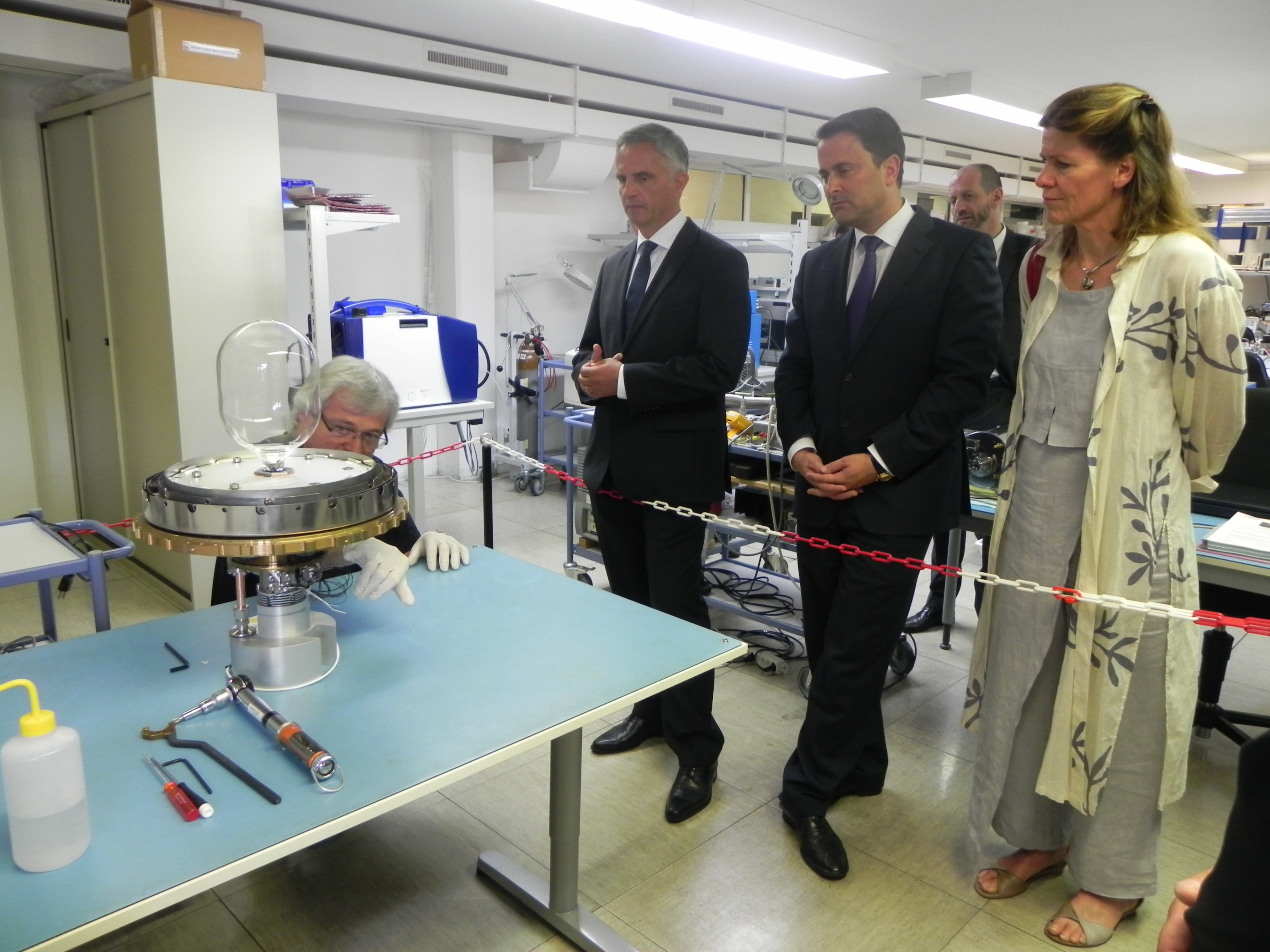 Il primo ministro Xavier Bettel, il presidente della Confederazione Didier Burkhalter con la presidente del Consiglio comunale della città di Neuchâtel, Christine Gaillard, visitano Spectratime, un'impresa con sede nella città lacustre. 