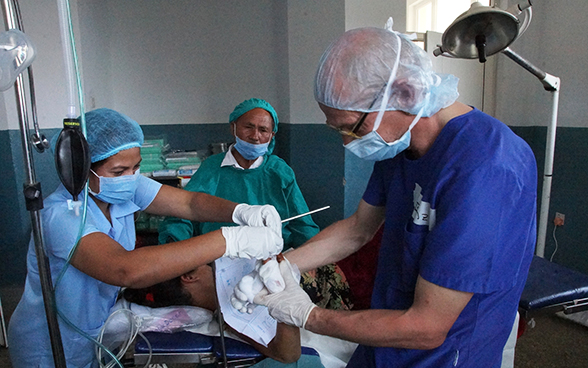 Swiss and Nepalese medical staff at work.