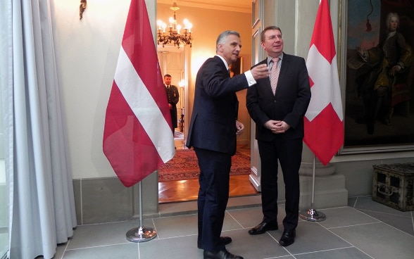Bundesrat und Aussenminister Didier Burkhalter und sein lettischer Amtskollege Edgars Rinkevics