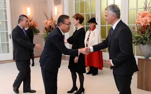 Anlässlich des Neujahrsempfangs hat Bundespräsidentin Simonetta Sommaruga zusammen mit Aussenminister Didier Burkhalter das diplomatische Korps begrüsst