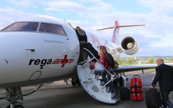 Flugzeug der Schweizerischen Rettungsflugwacht Rega vor dem Abflug am Kloten Flughafen.