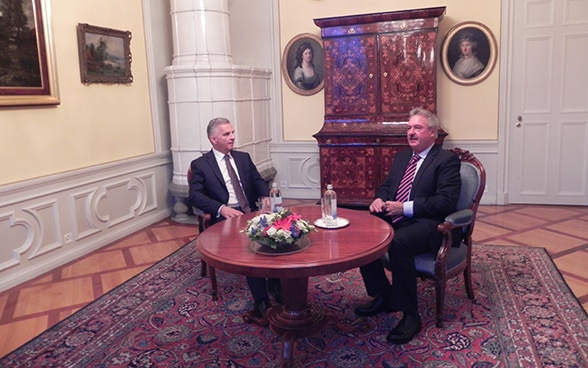 Pendant leur petit-déjeuner de travail, le conseiller fédéral Didier Burkhalter et le ministre des affaires étrangères luxembourgeois Jean Asselborn ont évoqué divers thèmes bilatéraux.