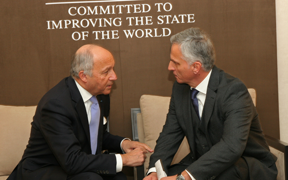 Bundesrat Didier Burkhalter im Gespräch mit dem französischen Aussenminister Laurent Fabius. © EDA