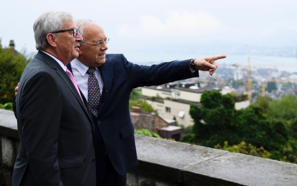 Sulla terrazza di Villa Hatt, a Zurigo, il presidente della Confederazione Johann N. Schneider-Ammann e il presidente della Commissione europea Jean-Claude Juncker guardano in direzione della città.