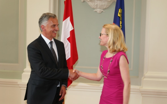 Federal Councillor Didier Burkhalter is greeted by Liechtenstein's Foreign Minister, Aurelia Frick, in Vaduz. 