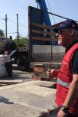 Alcune persone e un camion davanti alla sede delle centrali idriche Voda Donbas a Krasnoarmejsk.