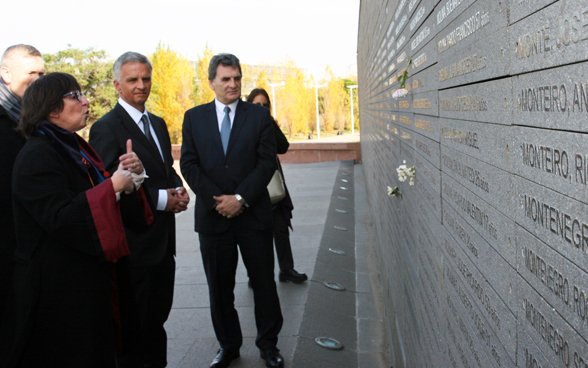 Bundesrat Burkhalter betrachtet beim Besuch des "Parque de la Memoria" in Buenos Aires die Liste mit den Namen der Ermordeten und Verschwundenen der Militärdiktatur 1976-1983. Neben ihm Nora Hochbaum, die Direktorin der Gedenkstätte, und Argentiniens Staatssekretär für Menschenrechte, Claudio Bernardo Avruj.