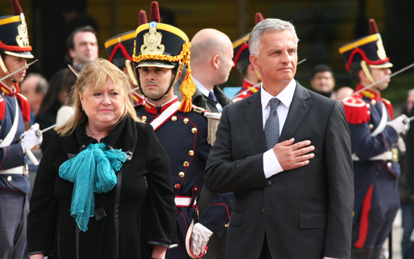 Bundesrat Didier Burkhalter wird von Argentiniens Aussenministerin Susana Malcorra mit militärischen Ehren begrüsst. © EDA