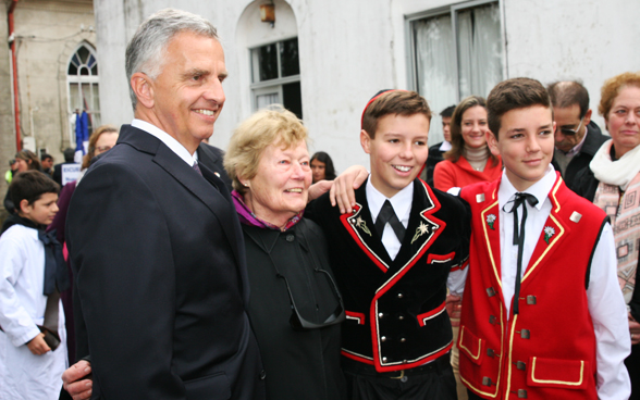 Bundesrat Didier Burkhalter mit Bewohnern aus Nueva Helvecia, von denen viele Nachkommen Schweizer Immigrantinnen und Immigranten sind. © EDA
