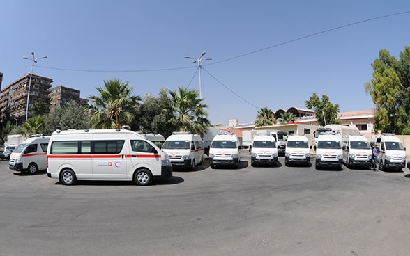 Die Schweiz finanziert zwölf neue Ambulanzfahrzeuge, mit denen die Lage der unter den Folgen des Krieges leidenden Menschen in Syrien verbessert werden soll.