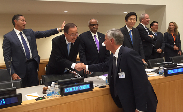 Le conseiller fédéral Didier Burkhalter serre la main du secrétaire général de l’ONU Ban Ki-moon. © DFAE
