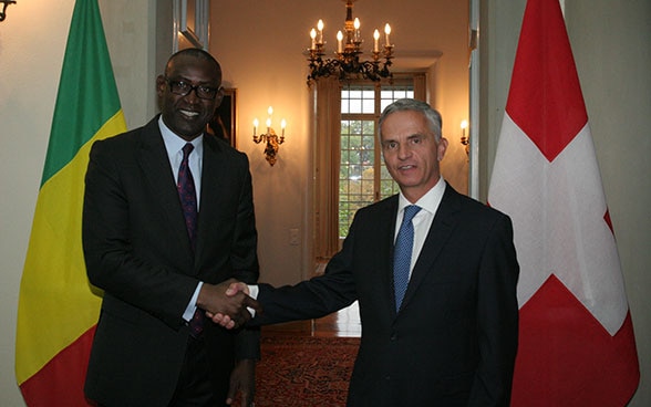 Der malische Aussenminister Abdoulaye Diop und der Schweizer Aussenminister Didier Burkhalter beim Arbeitstreffen in Bern. © EDA