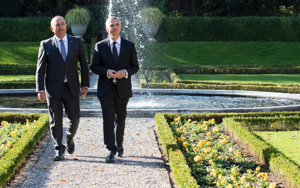 Der türkische Aussenminister Mevlüt  Çavuşoğlu (links) und Bundesrat Didier Burkhalter unterhalten sich auf dem Landgut Lohn in der Nähe von Bern.