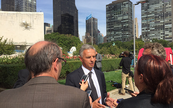 Bundesrat Didier Burkhalter spricht zu Journalistinnen und Journalisten vor dem Hauptsitz der UNO in New York.