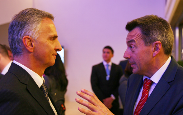 Bundesrat Didier Burkhalter im Gespräch mit Peter Maurer, Präsident des Internationalen Komitees vom Roten Kreuz. © EDA