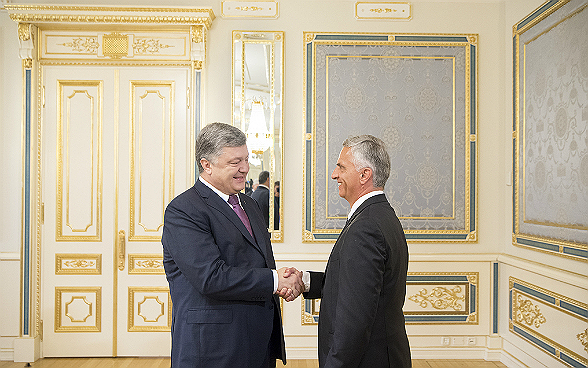 Didier Burkhalter et le président ukrainien Petro Porochenko se serrent la main.