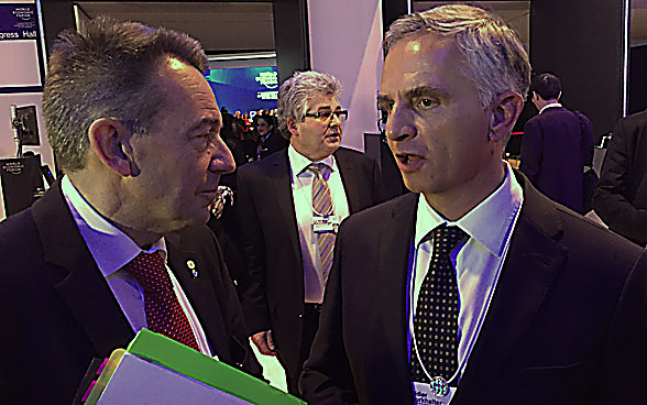 Le conseiller fédéral Didier Burkhalter en conversation avec Peter Maurer, président du Comité international de la Croix-Rouge.