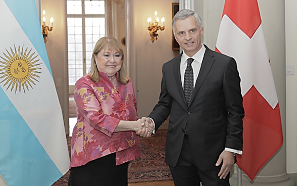 Head of the FDFA, Didier Burkhalter, shaking hands with this Argentine counterpart, Susanna Malcorra.
