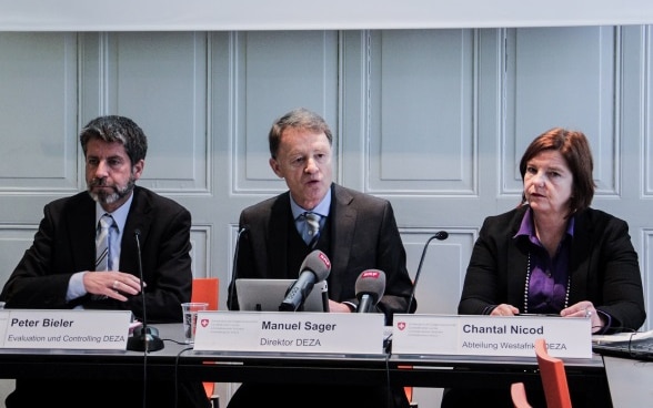 : Peter Bieler, Manuel Sager and Chantal Nicod talking with journalists at a table during the SDC’s annual press conference in 2017.