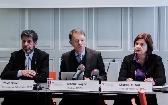 À la conférence de presse annuelle de la DDC, Peter Bieler, Manuel Sager et Chantal Nicod (de g. à d.) ont parlé des axes stratégiques en 2017