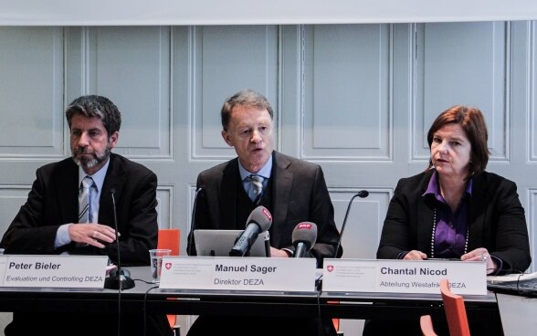 : Peter Bieler, Manuel Sager and Chantal Nicod talking with journalists at a table during the SDC’s annual press conference in 2017. 