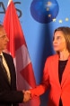 Federal Councillor Burkhalter shaking hands with the EU High Representative for Foreign Affairs and Security Policy, Federica Mogherini, in the margins of the Brussels conference on Syria.