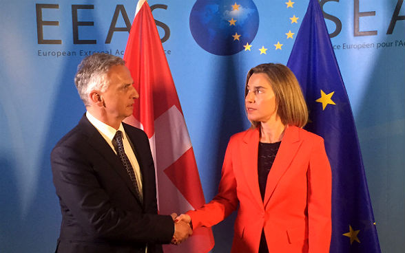 Il consigliere federale Burkhalter saluta, a margine della conferenza sulla Siria, l’Alto rappresentante per gli affari esteri dell’UE Federica Mogherini.