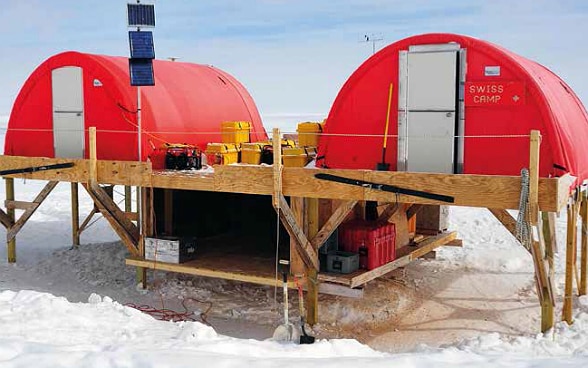 A l’aide de technologies modernes les chercheurs de Swiss Camps analysent les effets du réchauffement climatique sur la glace du Groenland dans des tentes iglou.