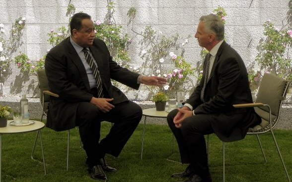 Didier Burkhalter and Ibrahim Ghandour, Sudanese Minister for Foreign Affairs, sitting and talking at table.