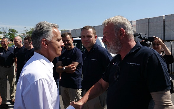 Didier Burkhalter diskutiert mit Mitgliedern der Humanitären Hilfe in der Ukraine.