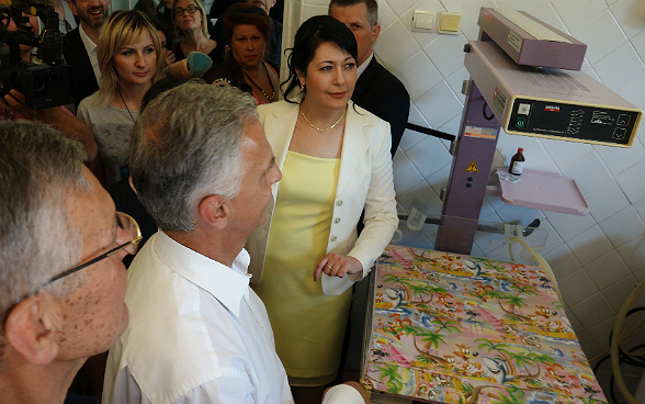 Didier Burkhalter observe des équipements médicaux.