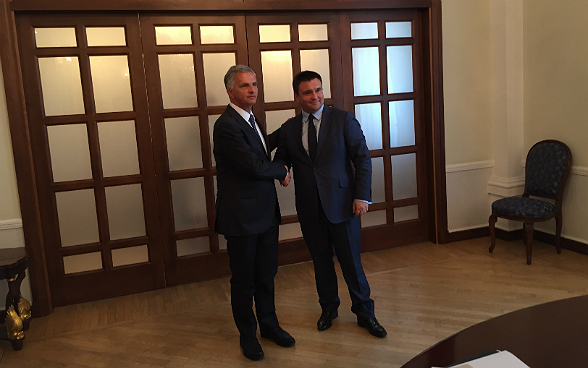 Didier Burkhalter and Ukrainian Foreign Minister Pavlo Klimkine shake hands.