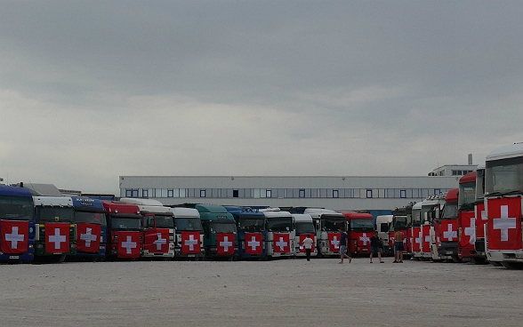 Alignement des 85 camions du convoi avant leur départ.