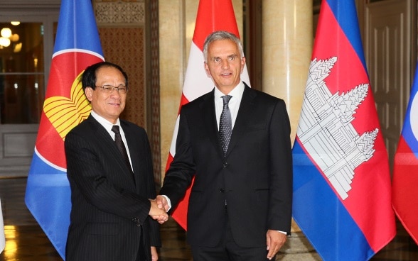 Didier Burkhalter receiving the Secretary-General Lê Lương Minh in Bern.