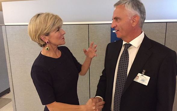 Bundesrat Didier Burkhalter unterhält sich mit der australischen Aussenministerin Julie Bishop.