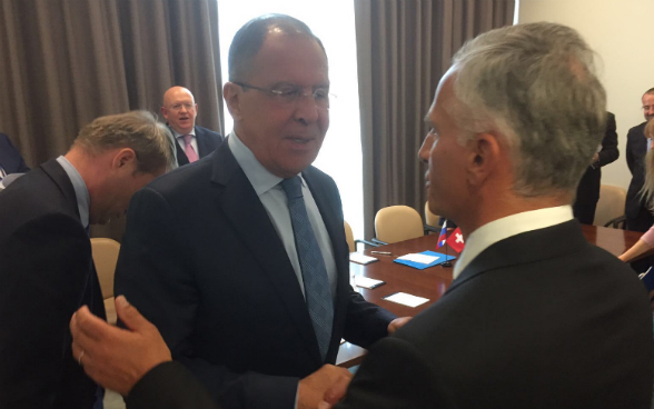 Federal Councillor Didier Burkhalter talks to the Russian foreign minister Sergei Lavrov.