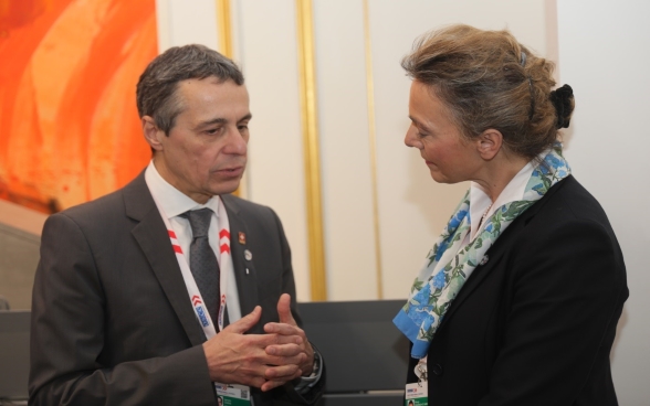 Il consigliere federale Ignazio Cassis discorre con Marija Pejčinović Burić, ministra croata degli affari esteri.