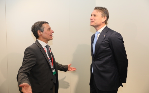 Federal Councilor Ignazio Cassis talks with Halbe Zijlstra, Dutch Foreign Minister.