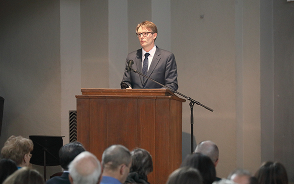 Benno Bättig, FDFA secretary-general and chairman-designate of the IHRA, gives a speech on International Holocaust Remembrance Day.